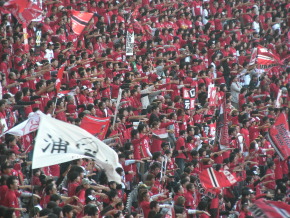 浦和サポーターたちで真っ赤に染まった味の素スタジアム